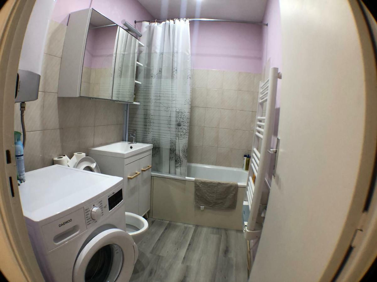 Appartement Lisieux Calme Tres Bien Equipe ภายนอก รูปภาพ