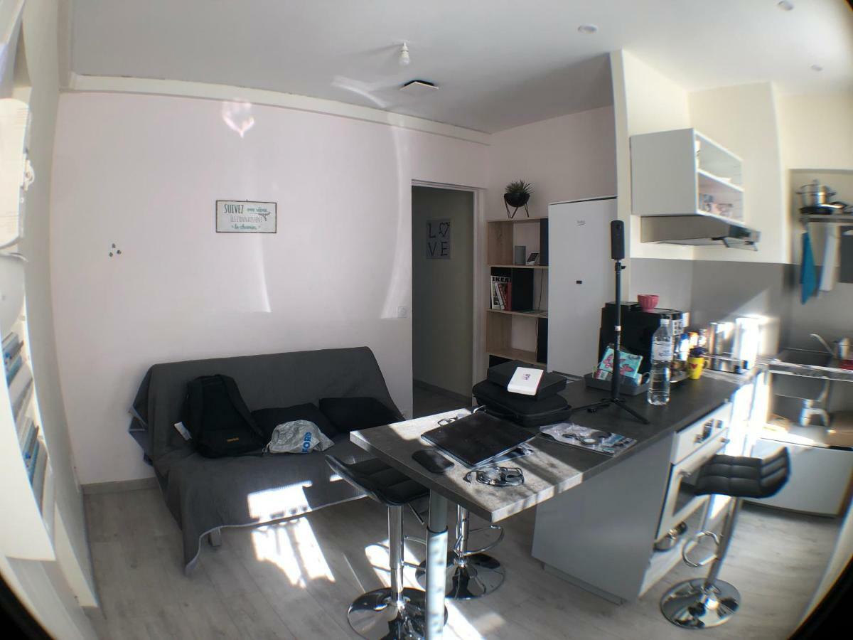 Appartement Lisieux Calme Tres Bien Equipe ภายนอก รูปภาพ