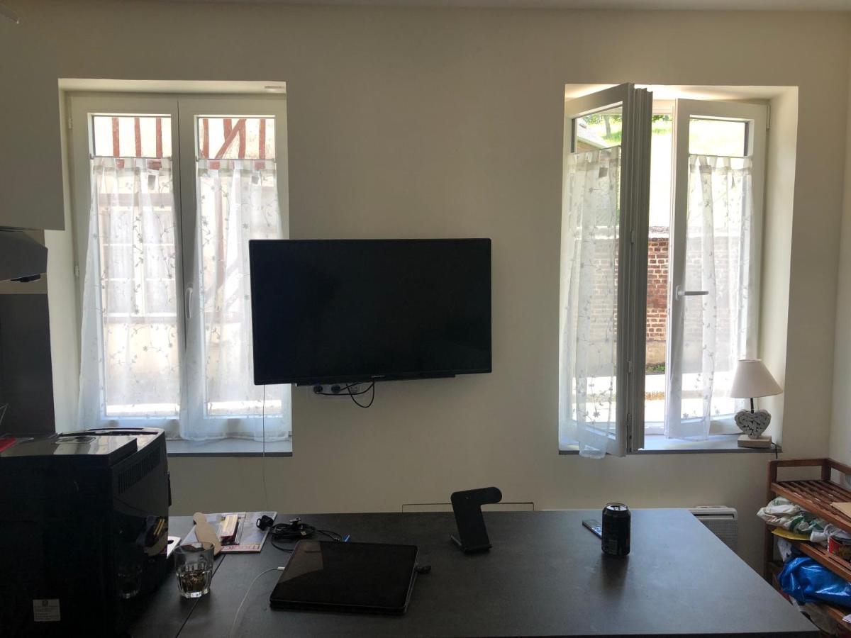 Appartement Lisieux Calme Tres Bien Equipe ภายนอก รูปภาพ