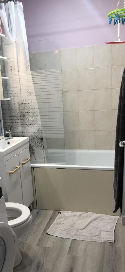 Appartement Lisieux Calme Tres Bien Equipe ภายนอก รูปภาพ