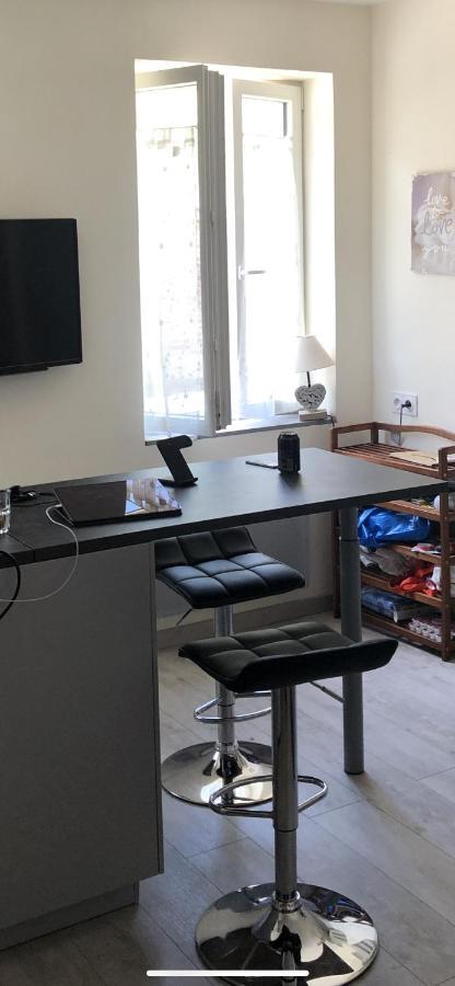 Appartement Lisieux Calme Tres Bien Equipe ภายนอก รูปภาพ