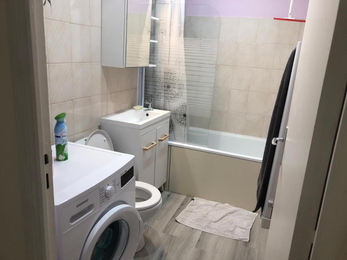 Appartement Lisieux Calme Tres Bien Equipe ภายนอก รูปภาพ
