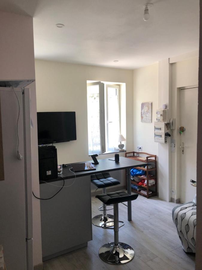Appartement Lisieux Calme Tres Bien Equipe ภายนอก รูปภาพ